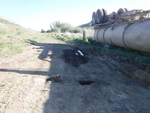 Accident scene where a miner died while filling an uncoupled water tank semi-trailer when it overturned. 