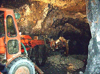 Accident scene where a 28 year-old mechanic with 1 year 47 weeks experience was fatally injured at an underground gold mine.