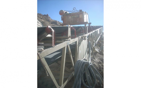 metal magnet on a belt conveyor