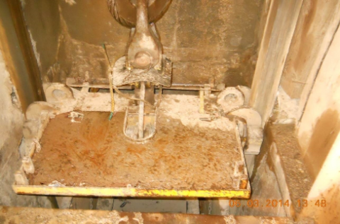 Photo of the work platform. A gap is visible between the platform and the shaft chamber