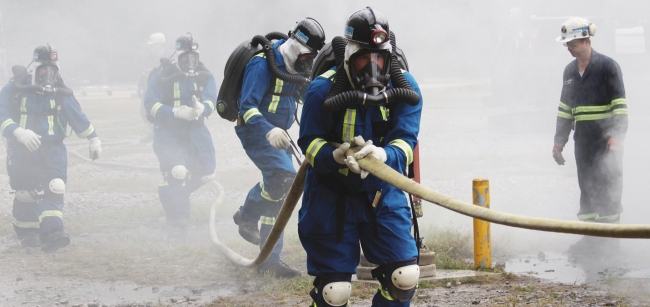 Showing MIne Rescue training a amn polling on a water hoise.