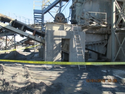 portable ladder to access the crusher pier